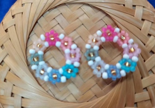 9月14日，外發(fā)加工接單平臺(tái)，靈活就業(yè)手工飾品廠項(xiàng)目，開飾品加工廠，在手工之家，從加工到銷售都讓人放心，圖為飾品類串珠純手工產(chǎn)品剪影