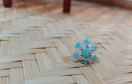 9月15日，手工活外發(fā)加工網(wǎng)，靈活就業(yè)好項目，開飾品加工廠，在手工之家，重合作、重服務(wù)就是敬業(yè)的體現(xiàn)，圖為飾品類串珠純手工產(chǎn)品剪影