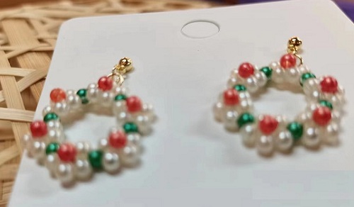 9月21日，可在家做的兼職手工活，想接正規(guī)廠家手工項(xiàng)目,開飾品加工廠，在手工之家，貼心服務(wù)讓人滿意，圖為飾品類串珠純手工產(chǎn)品剪影