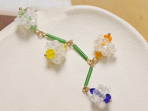 10月2日，手工活兼職是真的嗎，拿回家做的手工項(xiàng)目，可以開飾品加工廠的純手工，讓大家收入好，是大家選擇手工之家的重要原因，圖為飾品類串珠純手工產(chǎn)品剪影