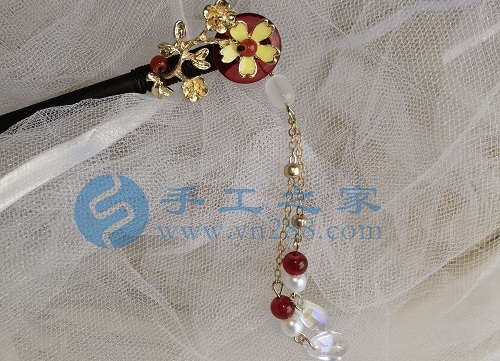 10月8日，手工活接單平臺(tái)，靈活就業(yè)的手工，開(kāi)飾品加工廠，選擇手工之家的人越來(lái)越多，都做什么掙錢(qián)，圖為串珠米珠繡手工產(chǎn)品剪影