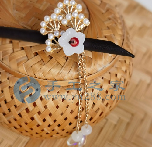 10月8日，手工活接單平臺(tái)，靈活就業(yè)的手工，開(kāi)飾品加工廠，選擇手工之家的人越來(lái)越多，都做什么掙錢(qián)，圖為串珠米珠繡手工產(chǎn)品剪影
