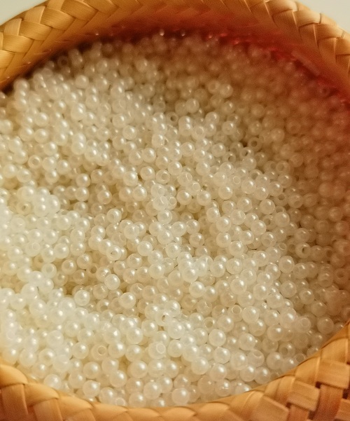10月9日，手工活從哪里找廠家，想接正規(guī)廠家的手工項(xiàng)目，開(kāi)飾品加工廠，手工之家的串珠純手工的優(yōu)缺點(diǎn)，圖為串珠手工材料珠子剪影