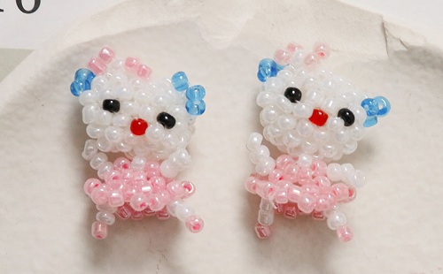 12月3日，外發(fā)手工活正規(guī)平臺，兼職手工在家可做，開飾品加工廠，在手工之家，來不來實(shí)地考察都一樣真實(shí)，圖為串珠米珠繡手工產(chǎn)品剪影