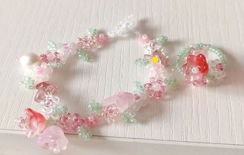 12月14日，手工活接單正規(guī)平臺，可靠的串珠手工，開飾品加工廠，在手工之家，貼心的服務(wù)就是個(gè)性化，圖為串珠米珠繡手工產(chǎn)品剪影