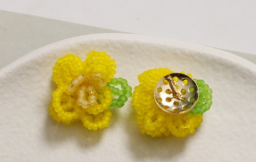 12月27日，外發(fā)手工活正規(guī)平臺，適合的串珠手工項目，開飾品加工廠，手工之家的創(chuàng)新成果大家共享，圖為飾品類串珠純手工產品剪影