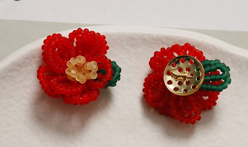 12月27日，外發(fā)手工活正規(guī)平臺，適合的串珠手工項目，開飾品加工廠，手工之家的創(chuàng)新成果大家共享，圖為飾品類串珠純手工產品剪影