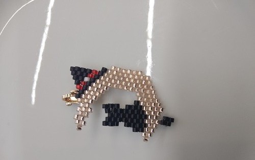 1月4日，手工活接單正規(guī)平臺，拿回家做的手工項目，開飾品加工廠，在手工之家，大家的收入合作越久越好，圖為飾品類串珠純手工產(chǎn)品剪影