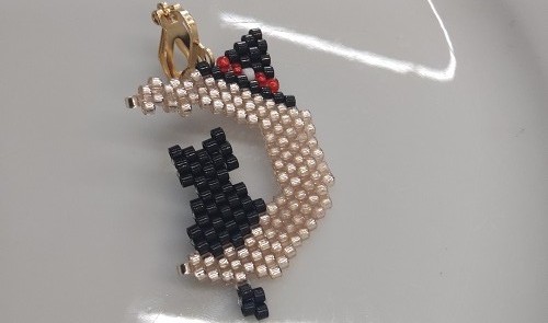 1月4日，手工活接單正規(guī)平臺，拿回家做的手工項目，開飾品加工廠，在手工之家，大家的收入合作越久越好，圖為飾品類串珠純手工產(chǎn)品剪影