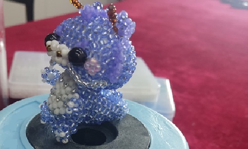 1月7日，外發(fā)手工活正規(guī)平臺，居家手工串珠靈活就業(yè)，開飾品加工廠，在手工之家，純手工項(xiàng)目有特點(diǎn)，好合作，圖為飾品類串珠純手工產(chǎn)品剪影