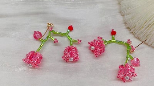1月12日，手工活兼職招聘信息，在家做串珠手工項(xiàng)目掙錢，開飾品加工廠，手工之家的純手工好做，大家都喜歡，圖為飾品類串珠純手工產(chǎn)品剪影