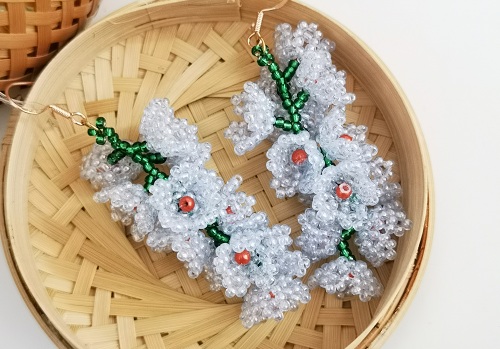 1月25日，在家能做的兼職正規(guī)，手工飾品加工廠掙錢，拿回家做的手工項(xiàng)目，手工之家是合作人員居家掙錢的依靠，圖為串珠米珠繡手工產(chǎn)品剪影