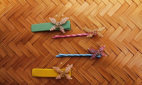 1月27日，附近有沒有兼職手工活，居家靈活就業(yè)的好副業(yè)，開飾品加工廠，手工之家長久穩(wěn)定讓大家放心，圖為串珠純手工產(chǎn)品剪影