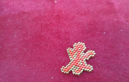 2月22日，兼職手工活外發(fā)加工在家可做，在家掙錢的好副業(yè)，開飾品加工廠，在手工之家，要掙錢就要行動起來，圖為串珠米珠繡手工產(chǎn)品剪影