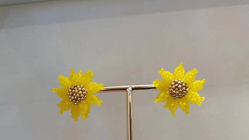 3月3日，兼職手工活外發(fā)加工在家可做，開飾品加工廠，靈活就業(yè)創(chuàng)業(yè)項(xiàng)目，在手工之家，多付出就有好收入，圖為串珠米珠繡手工產(chǎn)品剪影