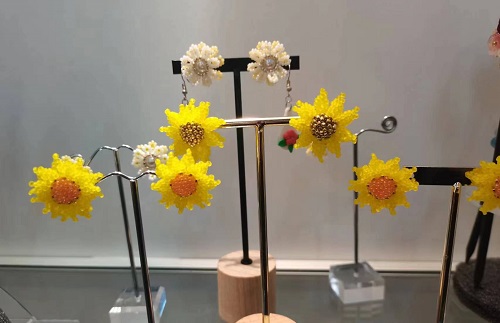 3月3日，兼職手工活外發(fā)加工在家可做，開飾品加工廠，靈活就業(yè)創(chuàng)業(yè)項(xiàng)目，在手工之家，多付出就有好收入，圖為串珠米珠繡手工產(chǎn)品剪影
