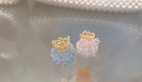 3月5日，手工活外發(fā)加工可靠嗎？在家做手工副業(yè)掙錢，開(kāi)飾品加工廠，與手工之家合作，純手工的收入讓人放心，圖為串珠米珠繡手工產(chǎn)品剪影