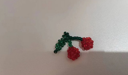 3月6日，在家能做的手工活兼職，正規(guī)可靠的手工副業(yè)，開飾品加工廠，選手工之家，合作共贏無障礙，圖為串珠米珠繡手工產(chǎn)品剪影