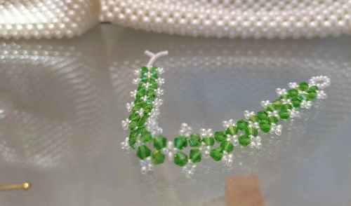 3月9日，在家做兼職的正規(guī)平臺(tái)，開飾品加工廠，居家手工好副業(yè)，與手工之家合作好好做有好回報(bào)，圖為串珠米珠繡手工產(chǎn)品剪影