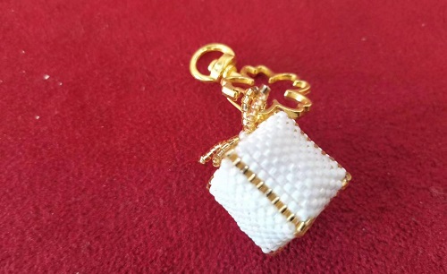 3月12日，手工活兼職可帶回家，手工靈活就業(yè)的好副業(yè)，開飾品加工廠，在手工之家，產(chǎn)品一直是事業(yè)的重點(diǎn)，圖為串珠米珠繡手工產(chǎn)品剪影