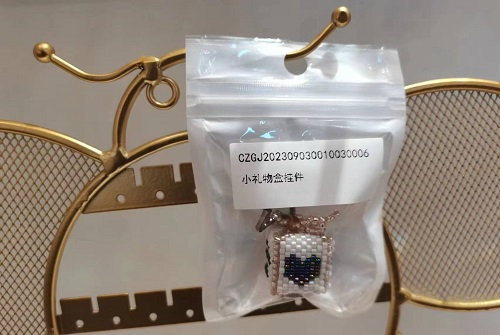 3月12日，手工活兼職可帶回家，手工靈活就業(yè)的好副業(yè)，開飾品加工廠，在手工之家，產(chǎn)品一直是事業(yè)的重點(diǎn)，圖為串珠米珠繡手工產(chǎn)品剪影