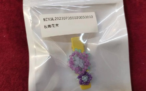 3月15日，手工兼職在家做是真的嗎？開飾品加工廠，正規(guī)手工活外發(fā)加工網(wǎng)副業(yè)，做好這兩點(diǎn)，在手工之家能有更好的收入，圖為串珠米珠繡手工產(chǎn)品剪影