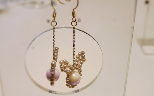3月30日，在家兼職手工活，靈活就業(yè)創(chuàng)業(yè)手工副業(yè)，開飾品加工廠，在手工之家，良好的合作來源大家的了解，圖為串珠米珠繡手工產(chǎn)品剪影