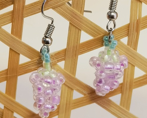 3月30日，在家兼職手工活，靈活就業(yè)創(chuàng)業(yè)手工副業(yè)，開飾品加工廠，在手工之家，良好的合作來源大家的了解，圖為串珠米珠繡手工產(chǎn)品剪影
