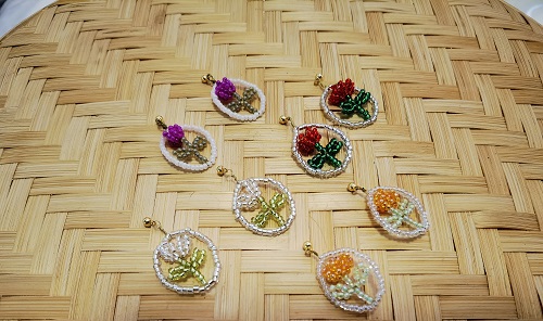 4月1日，外發(fā)加工接單平臺，靈活就業(yè)好手工項目，開飾品加工廠，在手工之家，怎么合作，大家說了算，圖為串珠米珠繡手工產(chǎn)品剪影
