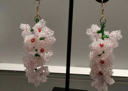 4月4日，在家兼職手工活，帶回家做的手工項(xiàng)目，開飾品加工廠，在手工之家，適合做自然收入好，圖為串珠米珠繡手工產(chǎn)品剪影