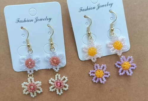 4月6日，手工活接單正規(guī)平臺，可靠的串珠手工，開飾品加工廠，在手工之家，時間越長、合作越穩(wěn)、收入越好，圖為串珠米珠繡手工產(chǎn)品剪影