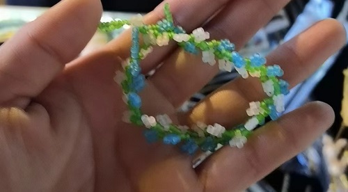 4月7日，在家可以做的兼職工作，拿回家做的手工項目，開飾品加工廠，在手工之家，產(chǎn)品選的好、收入會更好，圖為串珠米珠繡手工產(chǎn)品剪影