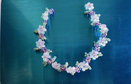 4月9日，外發(fā)手工領回家做，靈活就業(yè)好副業(yè)，開飾品加工廠，在手工之家，加工銷售合作各有優(yōu)勢，圖為串珠米珠繡手工產(chǎn)品剪影