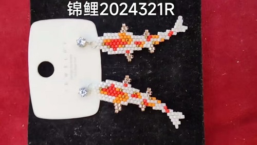 4月15日，家里干的手工活兼職，純手工加工項目，開飾品加工廠，在手工之家，做兩種業(yè)務收入更好，圖為飾品類串珠純手工產品剪影