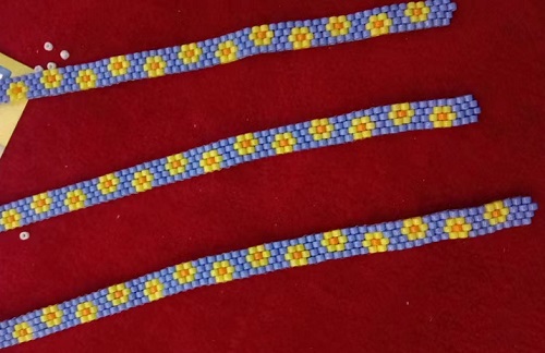4月18日，寶媽手工活兼職，正規(guī)手工接單平臺(tái)，開(kāi)飾品加工廠，在手工之家，平等成就雙方，圖為飾品類(lèi)串珠純手工產(chǎn)品剪影