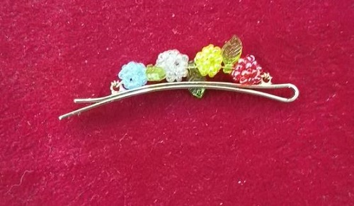 4月20日，手工活外發(fā)加工可靠嗎？靈活就業(yè)好手工，開飾品加工廠，手工之家的綜合發(fā)展離不開每一個合作人員，圖為飾品類串珠純手工產(chǎn)品剪影