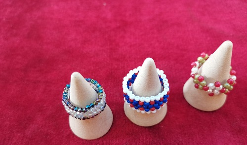 4月30日，手工活從哪里找廠家，可靠的串珠手工項(xiàng)目，靈活就業(yè)好手工，在手工之家，產(chǎn)品始終是發(fā)展的重點(diǎn)之一，圖為飾品類串珠純手工產(chǎn)品剪影