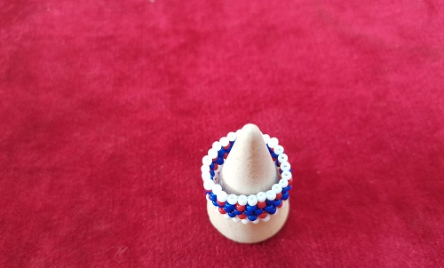 4月30日，手工活從哪里找廠家，可靠的串珠手工項(xiàng)目，靈活就業(yè)好手工，在手工之家，產(chǎn)品始終是發(fā)展的重點(diǎn)之一，圖為飾品類串珠純手工產(chǎn)品剪影