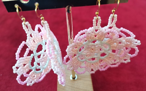 5月26日，手工活外發(fā)加工正規(guī)的廠家，開手工加工廠，靈活就業(yè)創(chuàng)業(yè)，與手工之家合作，自由靈活把錢掙，圖為串珠米珠繡純手工產(chǎn)品剪影