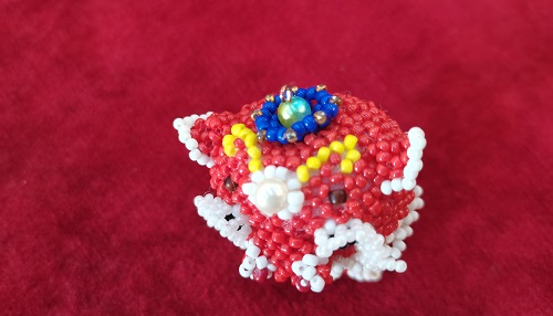 5月28日，手工活外發(fā)一手貨源，開飾品手工加工廠，在家兼職手工活掙錢，與手工之家合作，可信可靠，圖為串珠米珠繡純手工產(chǎn)品剪影