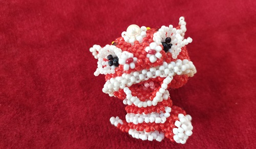 5月28日，手工活外發(fā)一手貨源，開飾品手工加工廠，在家兼職手工活掙錢，與手工之家合作，可信可靠，圖為串珠米珠繡純手工產(chǎn)品剪影
