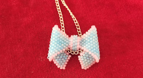 5月30日，手工活兼職可帶回家，開(kāi)手工飾品加工廠，手工活接單平臺(tái)，在手工之家，合作不同收入不同，圖為串珠米珠繡純手工產(chǎn)品剪影