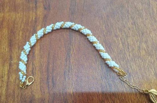6月12日，手工活兼職可帶回家，開(kāi)飾品加工廠，居家靈活就業(yè)創(chuàng)業(yè)好選擇，在手工之家，純手工有特點(diǎn)、能掙錢(qián)，圖為串珠米珠繡手工產(chǎn)品剪影