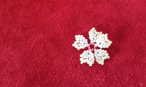 7月4日，在家里就能賺錢的工作，開手工加工廠，居家手工靈活就業(yè)創(chuàng)業(yè)，手工之家的創(chuàng)新讓產(chǎn)品更有市場，圖為串珠米珠繡純手工產(chǎn)品剪影