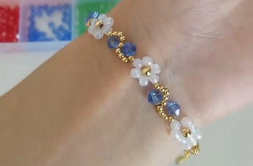 7月7日，手工活外發(fā)加工正規(guī)廠家直接發(fā)貨，手工靈活就業(yè)好選擇，開手工加工廠，手工之家始終重視外發(fā)加工，圖為飾品類串珠手工產(chǎn)品剪影
