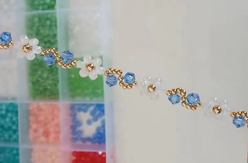 7月7日，手工活外發(fā)加工正規(guī)廠家直接發(fā)貨，手工靈活就業(yè)好選擇，開手工加工廠，手工之家始終重視外發(fā)加工，圖為飾品類串珠手工產(chǎn)品剪影