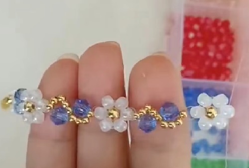 7月7日，手工活外發(fā)加工正規(guī)廠家直接發(fā)貨，手工靈活就業(yè)好選擇，開手工加工廠，手工之家始終重視外發(fā)加工，圖為飾品類串珠手工產(chǎn)品剪影
