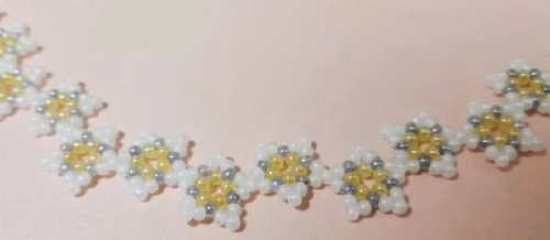 7月11日，手工活接單平臺，居家靈活就業(yè)好副業(yè)，開手工加工廠，在手工之家，努力勤奮就有好收獲，圖為串珠米珠繡純手工產(chǎn)品剪影