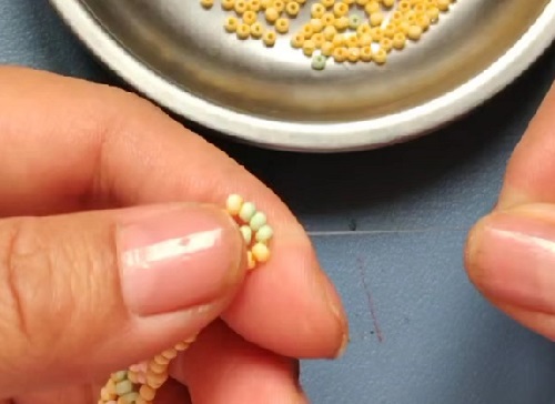 7月18日，在家兼職手工活，靈活就業(yè)創(chuàng)業(yè)手工副業(yè)，開手工加工廠，手工之家與合作人員一起成長收獲，圖為串珠米珠繡純手工產(chǎn)品剪影