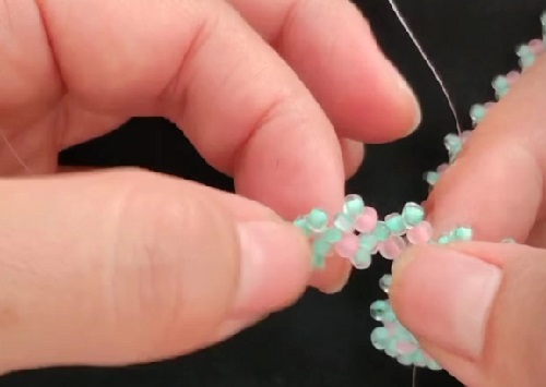 7月22日，手工活兼職是真的嗎？居家專兼職的好副業(yè)，做手工傳承官，開(kāi)手工加工廠，在手工之家，成績(jī)和榮譽(yù)都是大家的，圖為串珠米珠繡純手工加工剪影